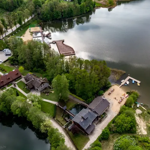 Hotelul și plaja de pe lac din perspectivă aeriană