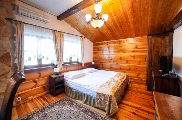 Interiorul din lemn al camerei Standard