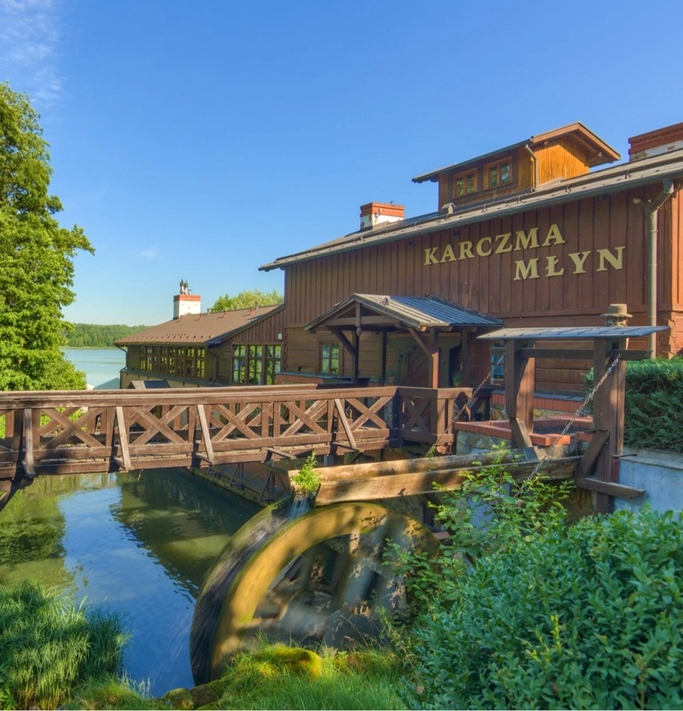 Restaurantul Karczma Młyn cu roata hidraulică în funcțiune