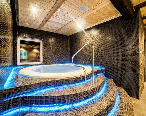 Jacuzzi în zona de wellness a Hotelului Dworek Wapionka